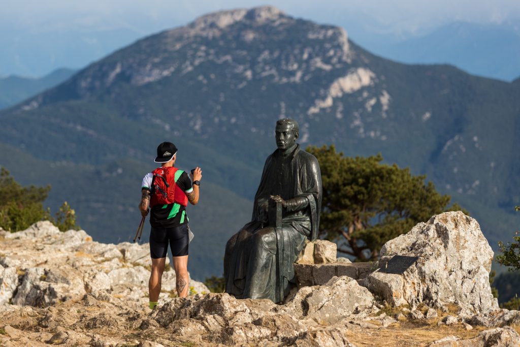 Foto feta per en Jordi Rierola dalt de la Mare de Déu del Mont durant la cursa de muntanya MontcalRun 2022